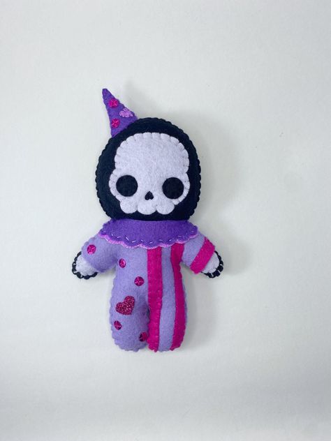 I made this clown using wool blend,glitter and acrylic felt, sequins and stuffed it with polyester stuffing.  Handmade, measuring approximately 8"x6" Please note: This is an art doll. It is not meant for children or pets. Skeleton Clown, Kawaii Skull, Safety Pin Crafts, Horror Dolls, Goth Horror, Cute Sewing Projects, Sewing Stuffed Animals, Plush Pattern, Doll Maker