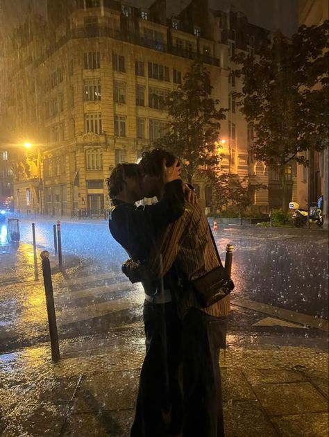 Love And Gelato, Kissing In The Rain, By Any Means Necessary, Gay Aesthetic, Rainy Night, Kissing Couples, Photo Couple, Dancing In The Rain, Gay Love