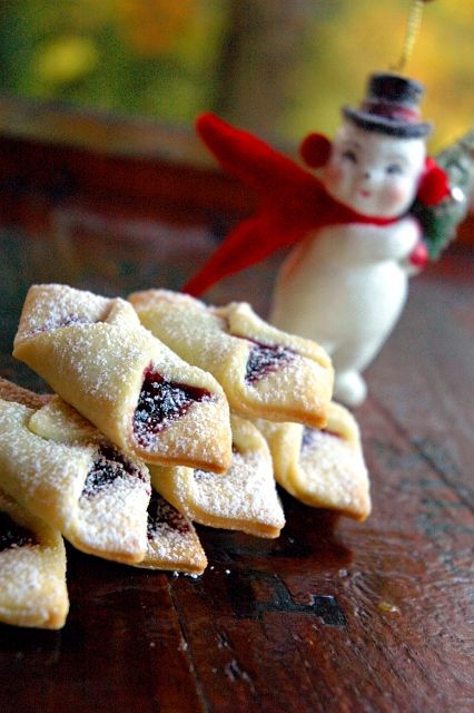 OMG My mom used to make these every year and that's one of her recipes I could never find. Slovak Christmas, Christmas Strawberry, Ukrainian Food, Ukrainian Christmas, Pane Dolce, Cookie Christmas, Ukrainian Recipes, Italian Cookies, Xmas Cookies