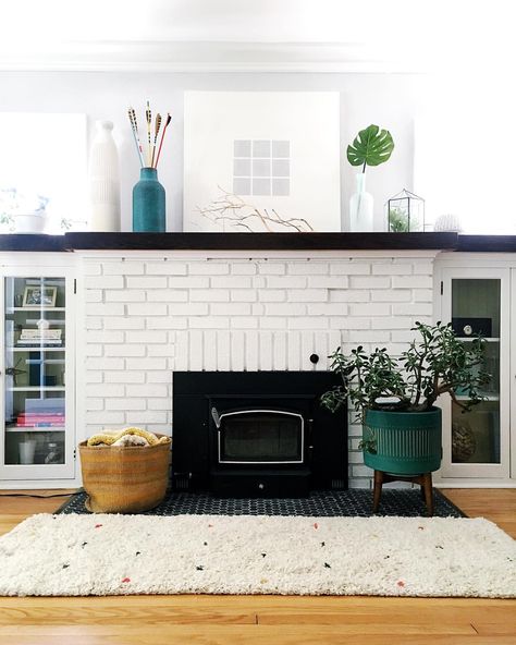 134 Likes, 4 Comments - Colleen Ludovice (@inspiredtoshare) on Instagram: “When your rug comes back from the cleaners looking fresh 🙌🏼 ...and then your dog breaks it in with…” Long Mantel Decor, Sofa Blocking Fireplace, Faux Brick Fireplace Surround, Long Mantle Ideas, Living Room Built Ins With Windows, White Brick Fireplace With Black Mantle, High Contrast Interior Design, Long Fireplace Mantle, Long Fireplace Mantle Decor