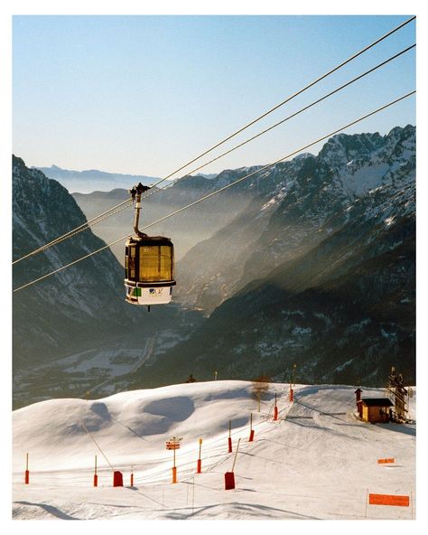 Alp d’Huez, FR | jan 2022  📷 Olympus MJU 🎞️ Kodak gold200 #madewithkodak #35mm #gold200 #olympusmju | Instagram Tour Website, Ski Photography, Draw Photo, Camera Display, Olympus Mju, Kodak Gold 200, Film Camera Photography, Photography 35mm, Foggy Mountains