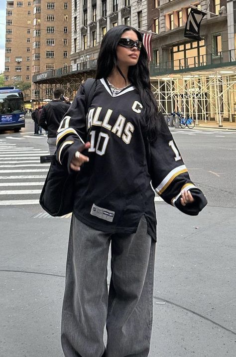 Looks Hip Hop, Street Style Outfits Casual, Jersey Outfit, Tomboy Style Outfits, Hip Hop Outfits, Looks Street Style, Y2k Outfits, Streetwear Fashion Women, Mode Inspo