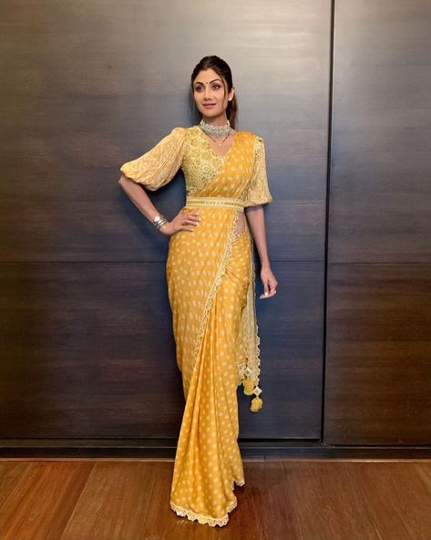 Looks To Steal From Ganesh Chaturthi Celebration Of Bollywood Celebs #shaadiwish #weddings #weddingoutfits #outfitideas #bollywoodceleb #saree #sareetrends #shilpashettykundra #ganeshchaturthi Punit Balana, Saree Wearing Styles, Saree Wearing, Saree Draping Styles, Bollywood Party, Shilpa Shetty, Modern Saree, Indian Saree Blouses Designs, Saree Blouse Patterns