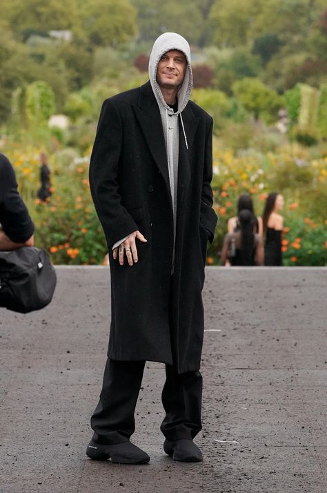 Men Coat Outfit, Givenchy Spring 2023, Outfit Cowok, Black Coat Outfit, Minimal Streetwear, Paris Fashion Week Men, Spring 2023 Ready To Wear, 2023 Ready To Wear, Street Style Edgy