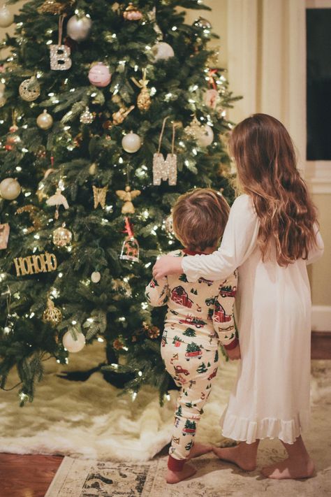 christmas jammies and amish donuts and farmhome FEEPovers... | life of charmings Natal, Christmas Card Photo Ideas With Dog, Christmas Family Photoshoot, Merry Christmas Family, Christmas Shoot, Julia Berolzheimer, Christmas Photoshoot, Holiday Magic, Christmas Night