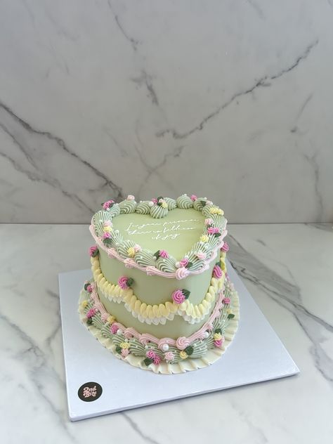 Sage green vintage heart cake with white and yellow piping details and butter cream rosettes Cute Birthday Cakes Yellow, Green Heart Cake, Sage Green Cake, Vintage Heart Cake, Bolo Vintage, White Cakes, Green Cake, Birthday Inspo, Happy Sunday Everyone