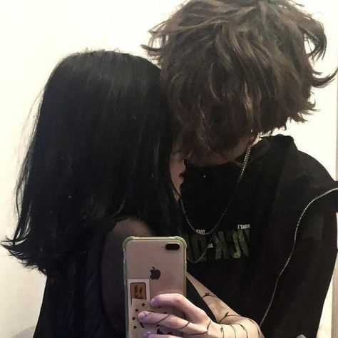 Cute couple inspo emo grunge couple Chicas Punk Rock, Emo Couples, Grunge Couple, Wallpapers Images, Couples Goals, Wallpapers Backgrounds, Free Hd Wallpapers, Home Screen, Couple Aesthetic