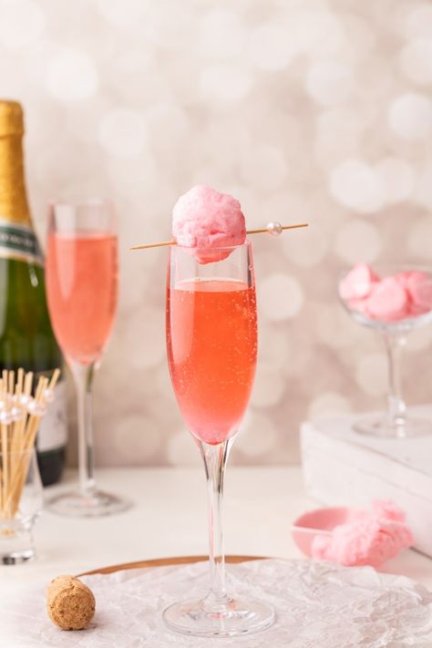 These DIY Cotton Candy Glitter Bombs are a perfect party starter and add sparkle and fizz to champagne and other beverages. Diy Cotton Candy, Cotton Candy Glitter, Cotton Candy Drinks, Cotton Candy Cocktail, Bomb Drinks, Cotton Candy Champagne, Craft Cocktail Recipe, Champagne Drinks, Glitter Champagne