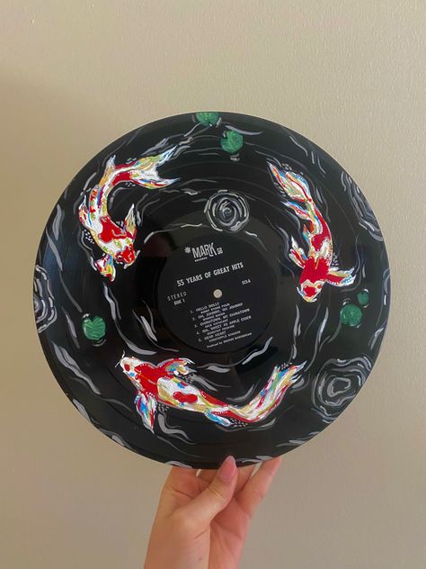 Paint Vinyl Records Diy, Hand Painted Vinyl Records, Vinyl Painting Ideas Aesthetic, Paintings On Records, Vinyl Record Art Aesthetic, Painted Vinyl Records Aesthetic, Painting On Records, Record Painting Ideas Aesthetic, Painted Records Vinyl