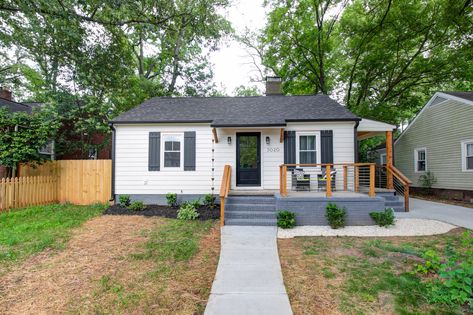 Uncovered Front Porch, Decorating Backyard, Porch Gardening, Front Porch Landscaping, Plants Porch, Porches Ideas, Front Porch Remodel, Curb Appeal Ideas, Front Porch Deck