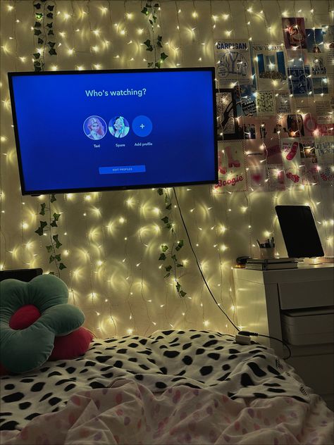 Fairy lights disney plus cozy vibes bedroom aesthetic Fairy Lights Behind Tv, Disney Plus Aesthetic, Fairy Lights Bedroom Aesthetic, Lights Behind Tv, Fairy Lights On Wall, Vibe Bedroom, Light Movie, Disney Bedrooms, Movie Decor