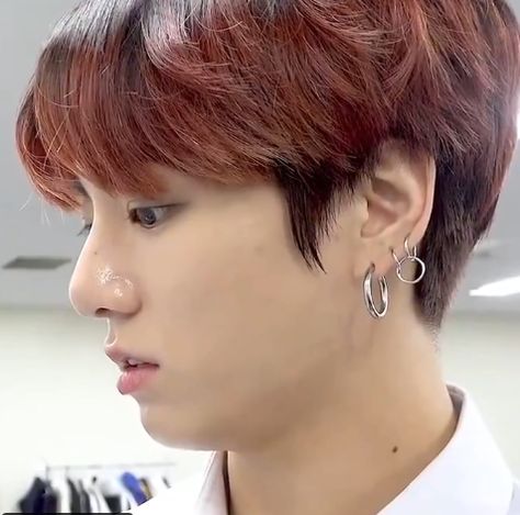 Jungkook Ear Piercings, Descending Angel, Ear Piercings Video, Jungkook Earrings, Jungkook Piercing, Triple Ear Piercing, Ears Drawing, Triple Piercing, Bts Earrings