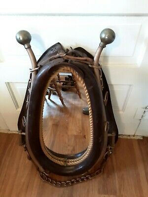 Find many great new & used options and get the best deals for Antique Leather HORSE HARNESS COLLAR MIRROR with Hames ~ Ranch Western decor at the best online prices at eBay! Free shipping for many products! Mule Collar Decor, Horse Bit Decor Ideas, Horse Collar Mirror, Country Antique Decor, Horse Collar Decor Ideas, Horse Collar Decor, Stirrup Decor, Western Farmhouse Living Room, Vintage Western Home Decor