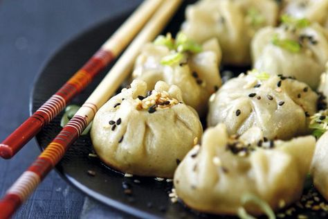 Aprende a cocinar dumplings - La Tercera Vegetarian Food, Dim Sum, Chinese Food, Dumplings, Japanese Food, Easy Desserts, Vegetarian Recipes, Pastry, Garlic