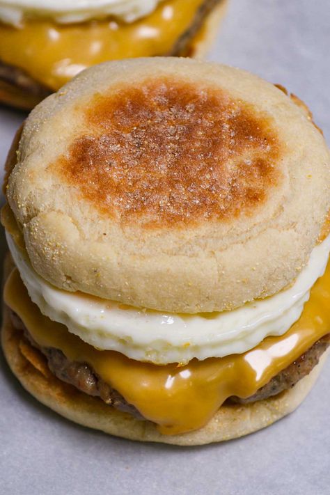 Sausage Egg Mcmuffin, Egg Mcmuffin Recipe, Best Breakfast Ideas, Sausage And Egg Mcmuffin, Mcdonalds Recipes, Sausage Mcmuffin, Breakfast Ideas For Kids, Food Sandwiches, Egg Mcmuffin