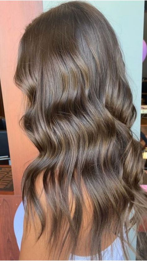 Wavy Brown Hairstyles, Utah Curls Medium Hair, Slight Waves Hair, Curling Hair Ideas, Curled Brown Hair, Utah Curls, Hair Soft Curls, Brown Curled Hair, Brushed Out Curls