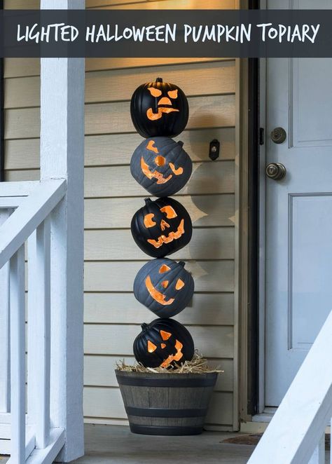 Small Apartment Halloween Decor, Cheap Outdoor Halloween Decorations, Decoration Haloween, Elegant Halloween Decorations, Strašidelný Halloween, Pumpkin Topiary Diy, Porta Halloween, Labu Halloween, Halloween Decor Diy