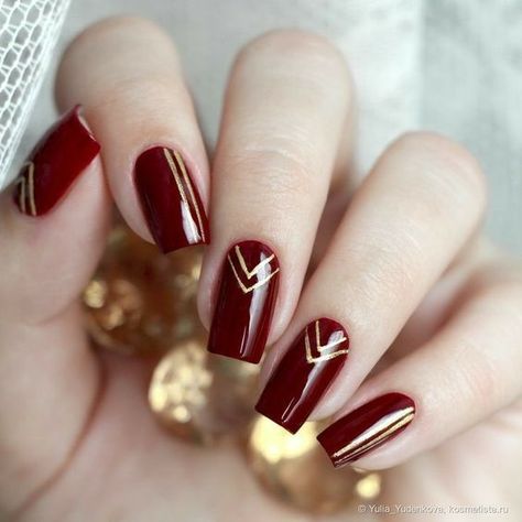 Wine And Gold Nails Acrylic, Maroon Nails For Wedding, Wine Gel Nails Design, Simple Nails For Wedding Guest, Wine Red Nails Designs Gold Glitter, Red And Gold Fall Nails, Wine And Gold Nails Designs, Simple Red Nails Designs, Gold Lines On Nails