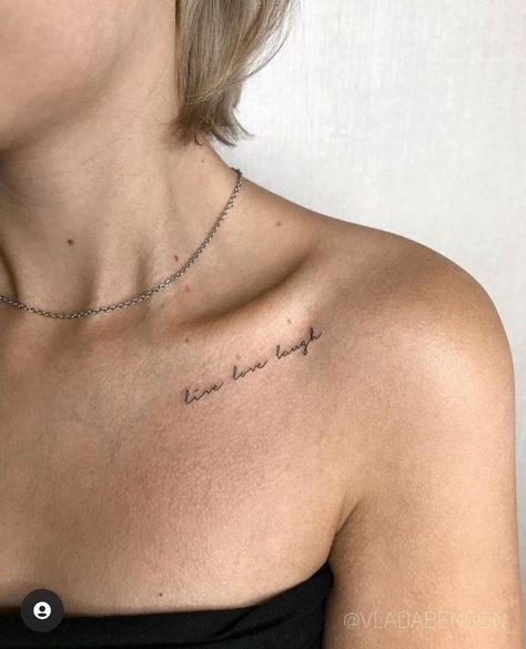 Cursive Tattoo On Collar Bone, Collar Bone Words Tattoo, Clavicle Tattoo Text, Collar Bone Script Tattoo, Que Sara Sara Tattoo, Collar Bone Word Tattoo, Collarbone Script Tattoo, Colar Bone Tattoo For Women Unique, Tattoo Collar Bone