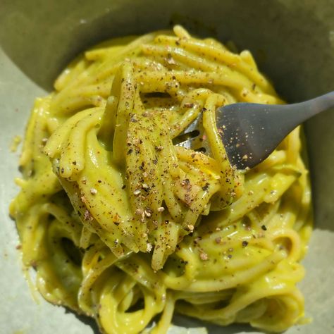 Spaghetti carbonara, with a creamy twist thanks to avocado, is a quick and easy recipe that feeds two. Carbonara For Two, Filet Mignon Recipes, Weeknight Recipes, Carbonara Recipe, Food Wishes, Recipes Pasta, Spaghetti Carbonara, Yummy Pasta Recipes, Star Food