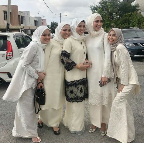 Bridesmaid Melayu, Kebaya Malaysia, Dress Lebaran, Model Dress Kebaya, Kebaya Modern Dress, Nikah Dress, Dress Kebaya, Inspiration Dress, Simple Bridesmaid Dresses