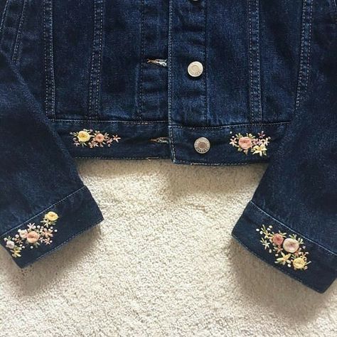 Look Short Jeans, Denim Jacket Embroidery, Embroidery Jeans Jacket, Embroidery Jeans Diy, Clothes Embroidery Diy, Embellished Denim Jacket, Denim Embroidery, Embroidered Denim Jacket, Costura Diy