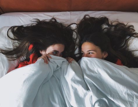 #sleepover #bffs #photoshoot #covers #love #cuddles Sleepover Photo Ideas, Sleep Photoshoot, Sleepover Photoshoot, Night Photoshoot, Friend Poses Photography, Holiday Vibes, Poses Photography, Bff Pictures, Friend Poses