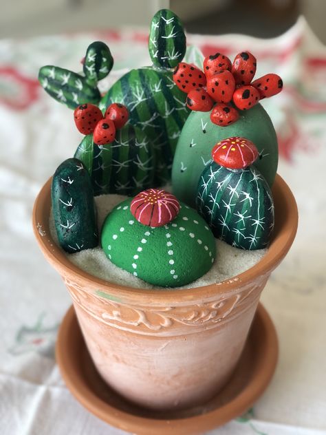 Pebble Painting Ideas Creative, Painted Cactus Rocks, Cactus Rock Painting, Cactus Rocks, Stone Cactus, Painted Rock Cactus, معرض فني, Rock Cactus, Rock Flowers