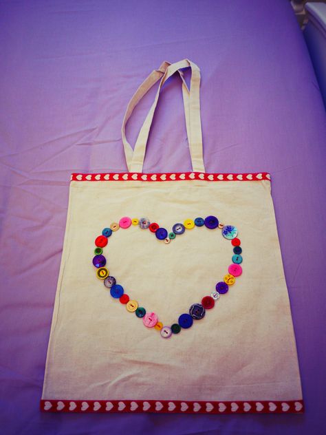 Decorate your own tote bag, so simple and quick! Decorating Tote Bags Ideas, Decorate Tote Bag, Trendy Handmade Cotton Bag, Simple Cotton Tote Bag, Desain Tote Bag Simple, Eco-friendly Handmade Tote Shoulder Bag, Tod Bag, Decorated Tote Bags, Painted Canvas Bags