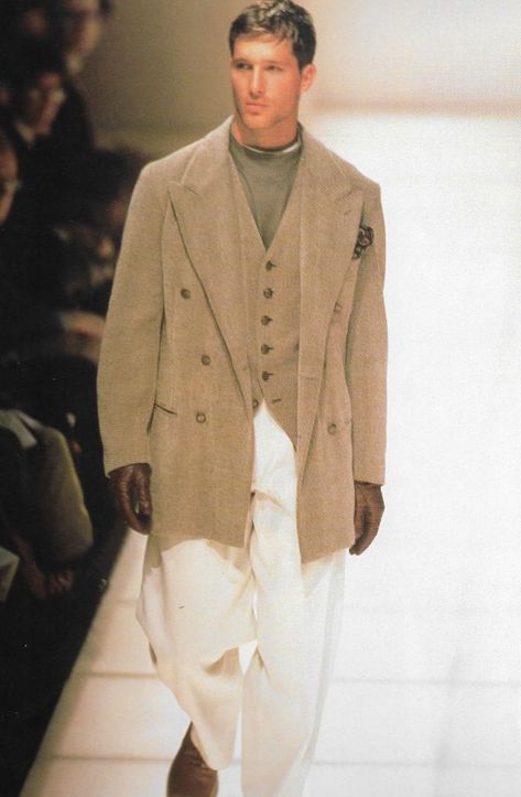 Giorgio Armani 90s Men, 90s Suit Men, 1990s Mens Fashion, Trousers Women Outfit, 80s Suit, Mens Office Wear, Armani Suits, 90s Fashion Men, 90s Runway