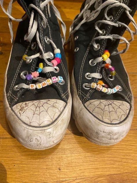 Drawing On Converse Grunge, Drawn On Converse, Converse Aesthetic Grunge, Spiderman Converse, Drawing On Converse, Converse Y2k, Doodle Shoes, Diy Converse, Personalized Converse