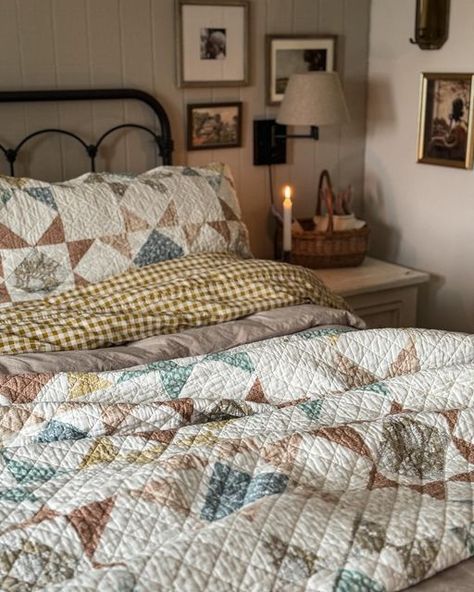 Jennifer Fitzgerald on Instagram: "“Wonder is the heaviest element on the periodic table. Even a tiny fleck of it stops time.” Diane Ackerman  May you find wonder this weekend.  #cottagecorebedroom #cottagelife #farmhousecottage #cozybedroom" Elements Of A Cozy Home, Ll Bean Bedroom, Quilt In Bedroom, Homestead Bedroom Ideas, Cottage Bedding Aesthetic, Cozy Small Guest Bedroom, Vintage Quilt Bedroom, Quilt Bedroom Aesthetic, Cozy Homestead Aesthetic