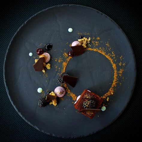 Beautiful Plating, Dark Chocolate Brownie, Art Of Plating, Weight Watcher Desserts, Food Plating Techniques, Gourmet Food Plating, Fine Dining Desserts, Plating Ideas, Plated Dessert