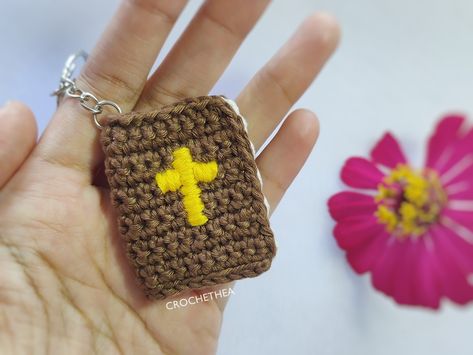 Crochet Chicks, Bible Key, Bible Keychain, Crochet Keyring Free Pattern, Crochet Tags, Crochet Lovey Free Pattern, Small Crochet Gifts, Crochet Pattern Tutorial, Loom Crochet