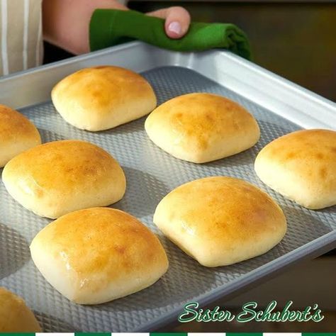 Sister Schubert Rolls Recipe, Sister Schubert Rolls, Dinner Yeast Rolls, Vacation Food Ideas, Country Baking, Family Food Recipes, Dinner 2023, Easy Quick Dinner, Frozen Rolls