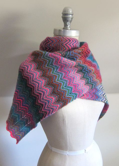 zick_zack5 Zig Zag Scarf, Infinity Scarf Knitting Pattern, Scarf Free Pattern, Loom Scarf, Missoni Scarf, Loom Knitting Patterns, Scarf Knitting Patterns, Crochet Poncho, Italian Designer