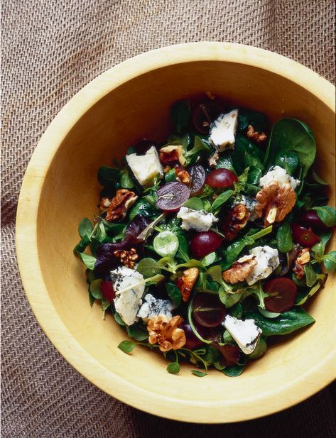 Grape, Gorgonzola and walnut salad Gorgonzola Salad, Blue Cheese Salad, Grape Salad, Pear Salad, Walnut Salad, Vegetable Salad, Food Magazine, Healthy Soup, Beautiful Food