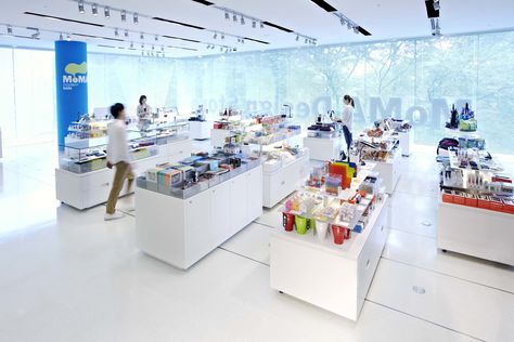 New York’s Museum of Modern Art has made its way to Japan with the opening of its first shop outside the US. Located on the third floor of Omotesando's pl Moma Shop, Moma Store, Moma Museum, Tokyo Shopping, Cool Tech Gifts, Moma Design, Tokyo Design, Museum Store, Retail Merchandising