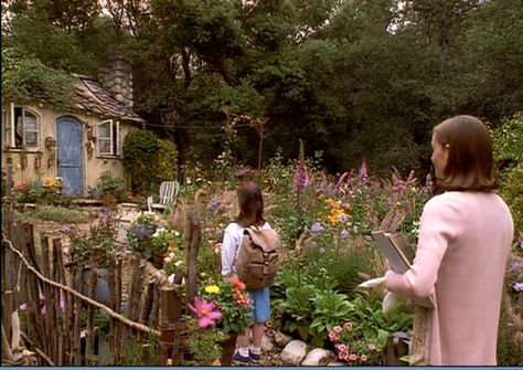 Miss Honey's cottage Miss Honey Matilda, Matilda Movie, Mara Wilson, Miss Honey, Septième Art, Danny Devito, Dream Cottage, Top Movies, Roald Dahl