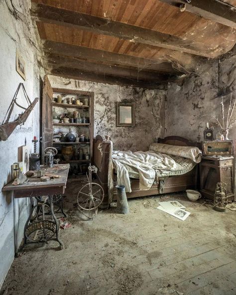 Horror Bedroom, Escape Room Design, French Family, Derelict Places, Abandoned Hotels, Old Abandoned Buildings, Abandoned Property, Creepy Houses, Old Abandoned Houses