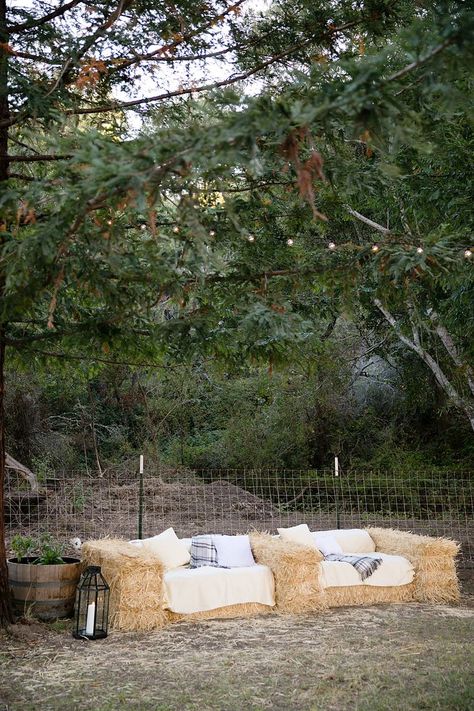 Deco Champetre, Barn Parties, Hay Bales, Fall Outdoor, Backyard Party, Wedding Seating, Ranch Wedding, Wedding Gallery, Budget Wedding