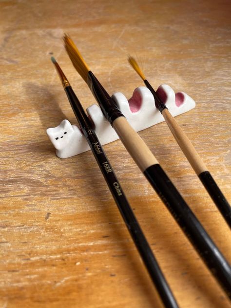 The Kitty Porcelain Brush Holder White and Pink for 5 Brushes Handmade Ceramic Brush Stand Palette Accessories Art and Painting - Etsy Diy Brush Holder, Polymer Clay Pens, Clay Idea, Art And Painting, Polymer Clay Painting, Clay Pen, Paint Organization, Brush Stand, Ceramic Brush