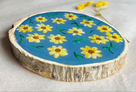 Painted Coasters Diy Wood Slices, Painted Flowers On Wood, Wood Slice Painting Ideas, Wood Cookie, American Flag Painting, Wood Art Diy, Wood Cookies, Easy Flower Painting, Log Slices