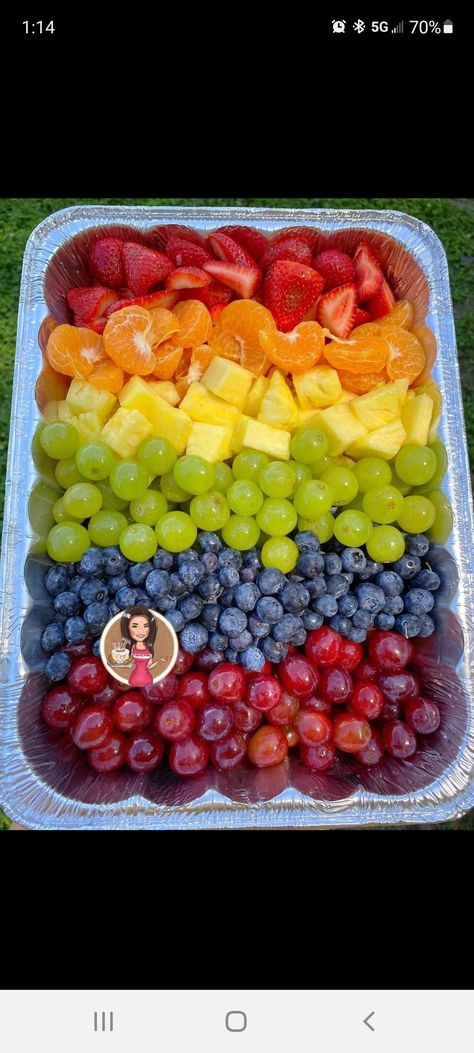 Fruit Platter Designs, Birthday Snacks, Party Food Platters, Kids Party Food, Birthday Party Food, Birthday Food, Fruit Platter, Fruit Tray, Party Food Appetizers