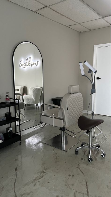 Keratin Salon Design, Small Space Beauty Salon Ideas, Hair Salon Booth Decor, Grey Salon Decor, Barber Room Ideas, Studio Hair Salon Ideas, Salon Aesthetic Beauty, Hairstylist Suite Ideas, Modern Nail Salon Interior Design