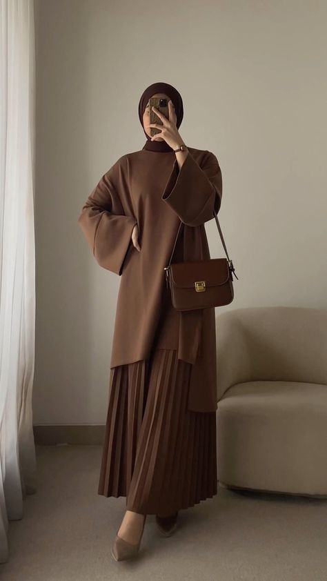 Instagram Hijab Fashion Elegant, Cute Dress Hijab, Fashion Outfits With Hijab, Muslimah Style Casual, Modest Fashion Muslimah Casual, Modest Fall Outfits Muslim, Modest Hijabi Dresses, Muslimah Aesthetic Outfit, Trendy Hijab Style