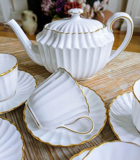 Spode Midas Tea Set. Simple white elegance with gold rims. Generous size cups. All In great condition without any chips, cracks or crazing. This set includes 1x Large Teapot 6x Cups (8.5cm/3.5" in diameter and 7cm/2.7" tall 6x Saucers Price for the set is £95 plus postage #antiqueandvintagebynes #spodemidas #spodeteaset #vintageteaset White And Gold Tea Set, Tea Pot Aesthetic, Pot Aesthetic, Golden Tea, White Tea Cups, Gold Tea, White Elegance, Tea Sets Vintage, Aesthetic Videos For Edits Love