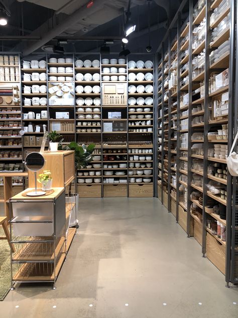 Seoul Muji store Retail design visual merchandising Crockery Store Design, Muji Store Design, Homeware Store Design, Warehouse Store Design, Interior Old Money, Store Retail Design, Retail Display Design, Ikea Stores, Old Money Interior