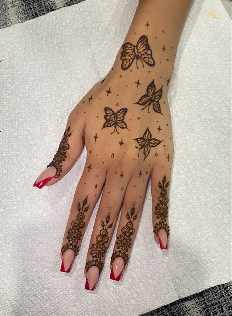 #butterfly #butterlfyhenna #hennaart #hennainspiration #modernhenna Butterfly Henna Hand, Hand Tattoos For Women Stencils, Henna Butterfly Design, Butterflies Henna, Butterfly Mehendi, Butterfly Henna Designs, Butterfly Henna Tattoo, Pink Henna, Henna Butterfly