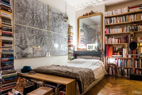 This bedroom has a lovely vintage feel -- and bookshelves of all shapes and sizes! Bookish Bedroom, Bedroom Bookshelves, Bohemian Bedrooms, Library Bedroom, Vintage Loft, Parisian Apartment, Home Libraries, Bohemian Bedroom, Home Library